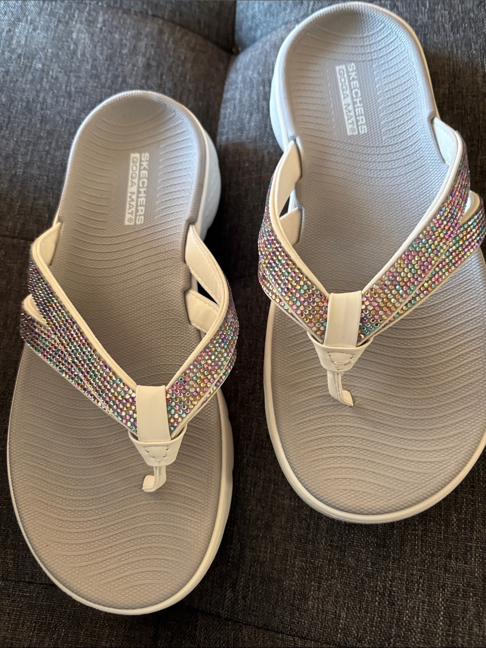 SKECHERS GOGA MAT Flip Flops Sandals Thongs Comfy Shoes Sz 7 White Beaded